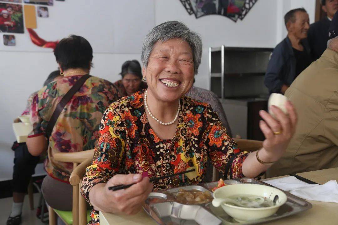老人口罩桶_老人戴口罩(3)