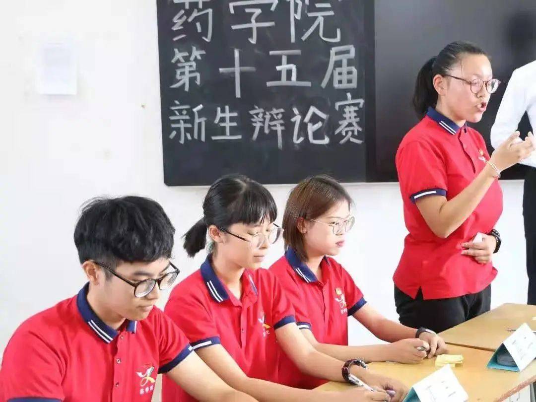 均是辩论队的新成员,参赛评委有:黄志章,何杰丽,许诺,张育晖,杨富超