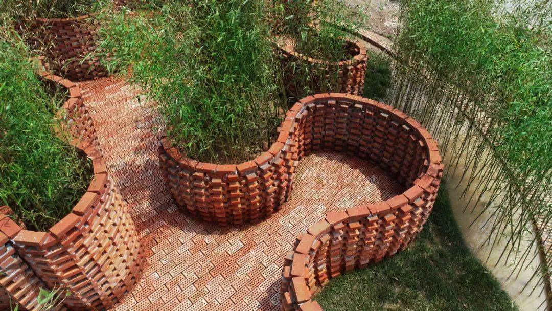 用 3d打印砂浆与机械臂砌筑结合,建造了"砖艺迷宫花园"