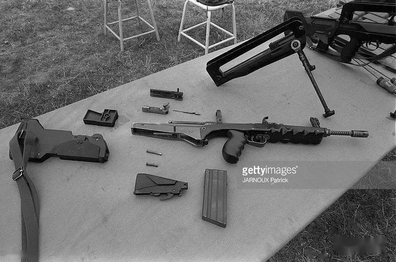 1976年,试验场上的法军famas自动步枪