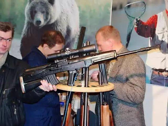 该枪的枪托底板直接装配在机匣后,在机匣盖上加上一个塑料贴腮板,并把