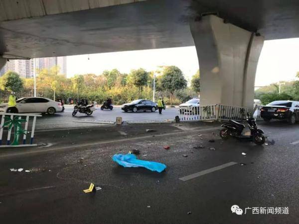 今天下午3时许 在南宁英华大桥下江南大道 大沙田往市区方向