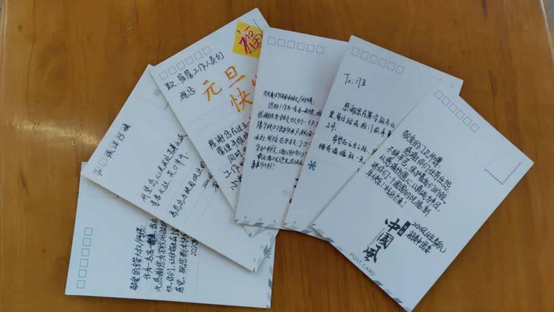 干部为学校保安,宿管人员,保洁阿姨及食堂的叔叔阿姨们送去了元旦贺卡