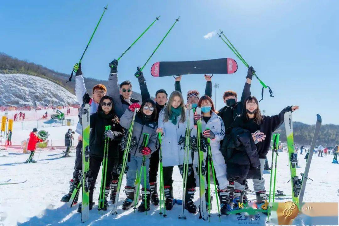 热情高涨的冬日滑雪场——云上草原