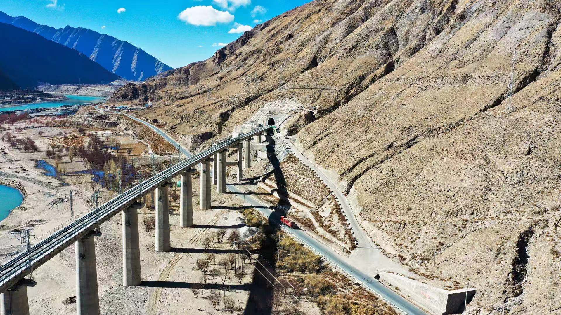 大美！航拍元旦期间的川藏铁路拉林段_建设