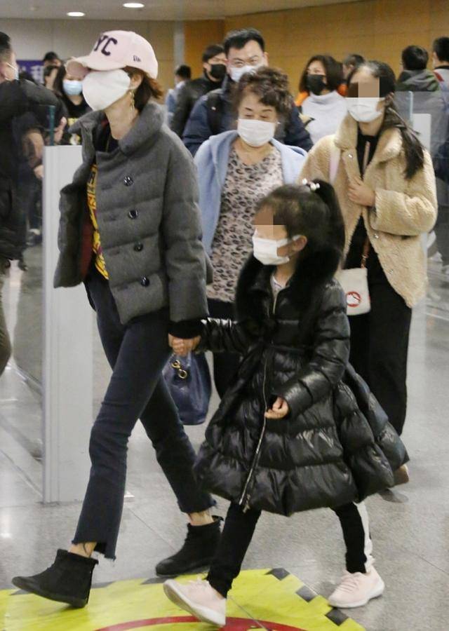 马一丽12岁的女儿出现在机场,身高几乎和妈妈持平。网民们说他们不必推销自己的腿