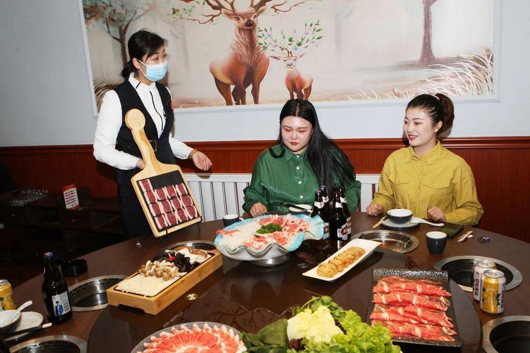 综艺明星吃火锅 c6dad2b37cc24807bc4e319f60ca9d69.jpeg