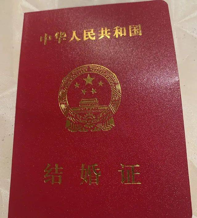 之后两人还领了结婚证 本来一切都很正常