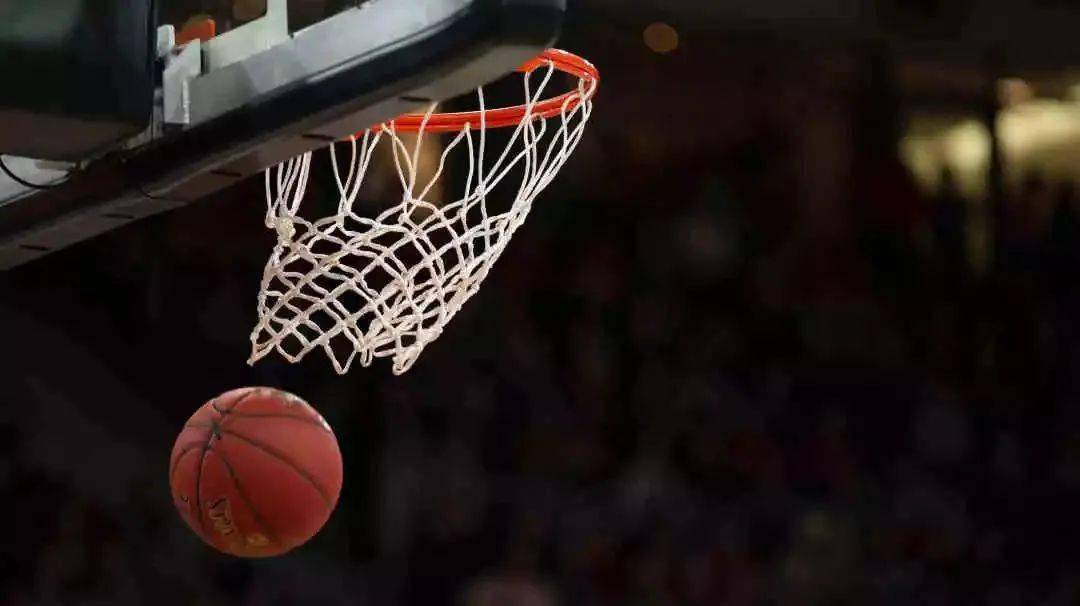 库里欲扣篮滑倒替补席无人敢笑NBA伤员为何必须坐在场边库里因此惹麻烦