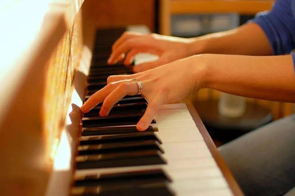 为什么有的学生弹钢琴时会颠腕且幅度较大?