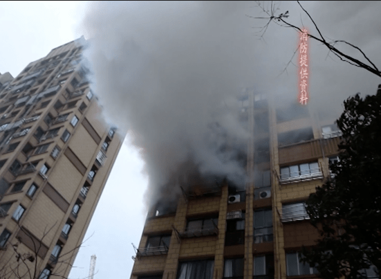 芜湖1男子火场晕厥,消防展开紧急救援!
