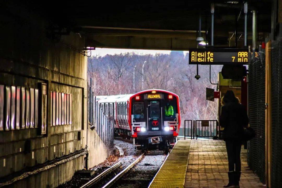 "中车制造" 美国波士顿红线地铁正式上线运营