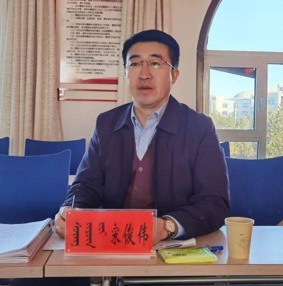 座谈会后,宋俊伟一行走访了村民代表户,重点了解了石灰音苏莫嘎查发展