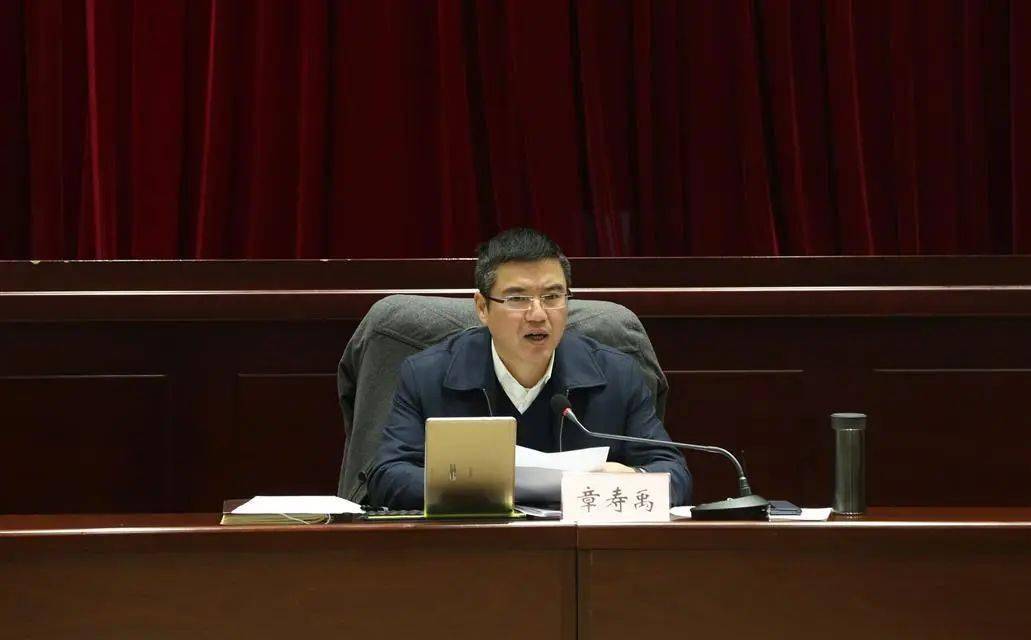 1月8日上午,县长章寿禹主持召开县政府第68次常务会议.