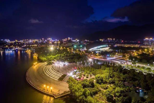 却也是临海夜景最美的地点之一 沿着灵湖湖岸悠闲地散步 看着城市的