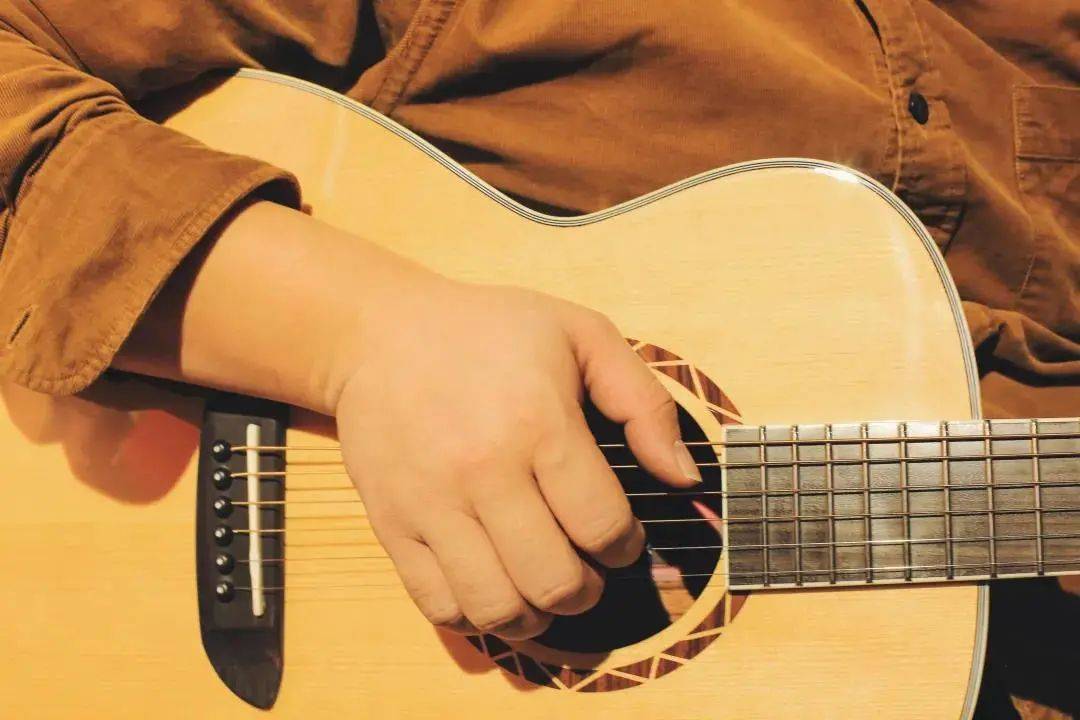 吉他干货丨弹吉他一定要杜绝的右手陋习_手指