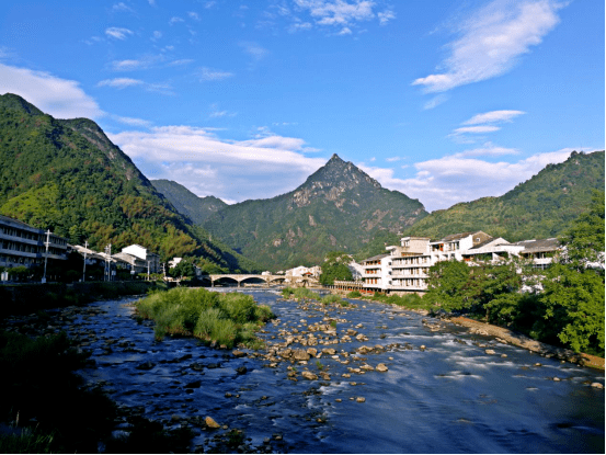 山门镇位于平阳县西部山区,素有"浙江延安"之称,环境优美,景色怡人