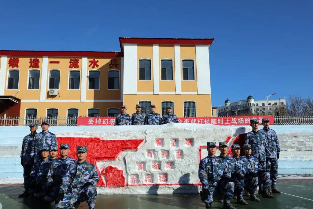 和某潜艇支队 别具一格的雪雕风景线 不经一番寒彻骨 怎得梅花扑鼻香