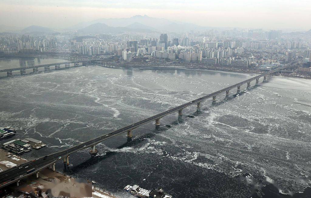 寒潮来袭天寒地冻!韩国汉江今冬首次结冰