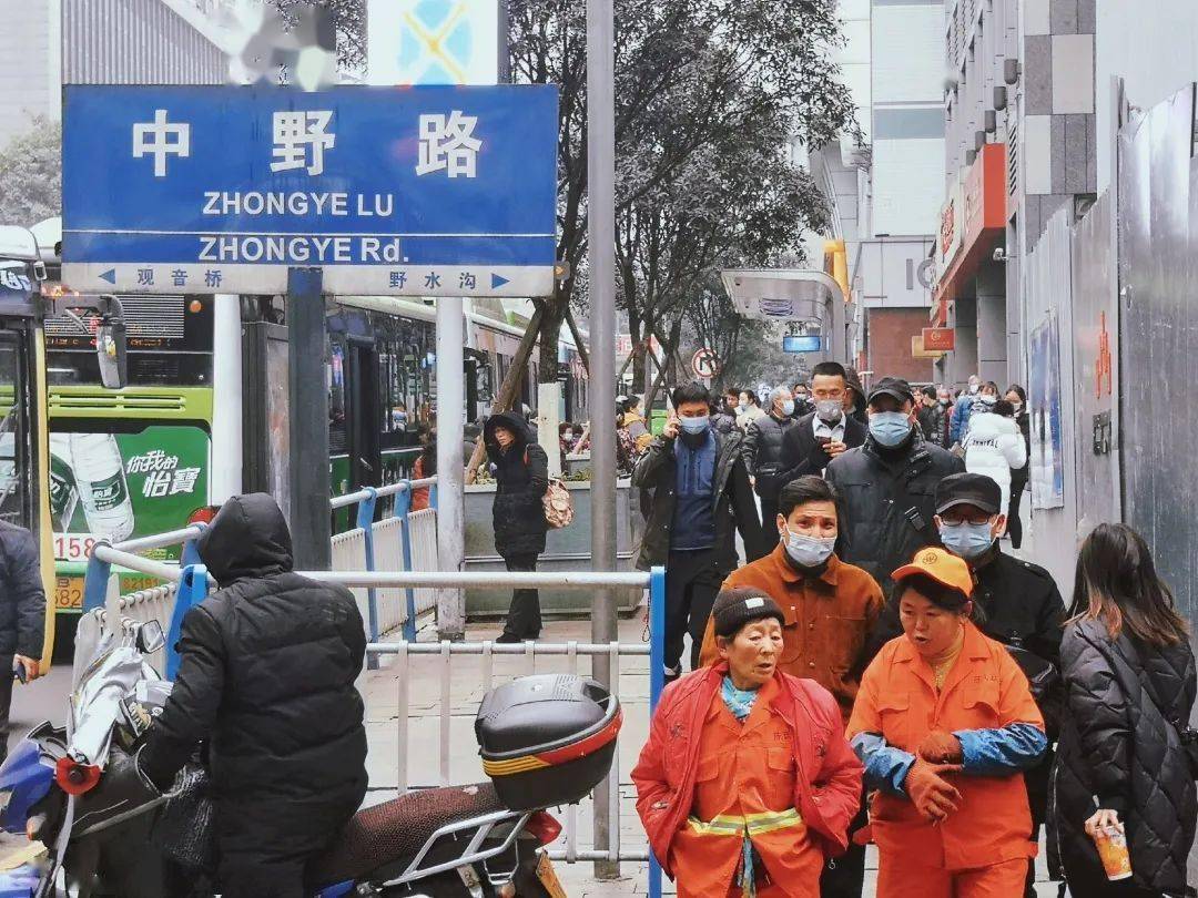 一条马路分两面:一面观音桥商圈,繁华;一面野水沟,热闹.