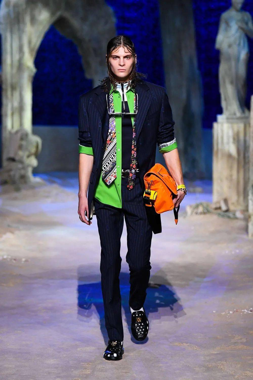 范思哲2021秋冬时装秀,迪奥2021秋冬时装秀 versace(范思哲)2021春夏时装秀!