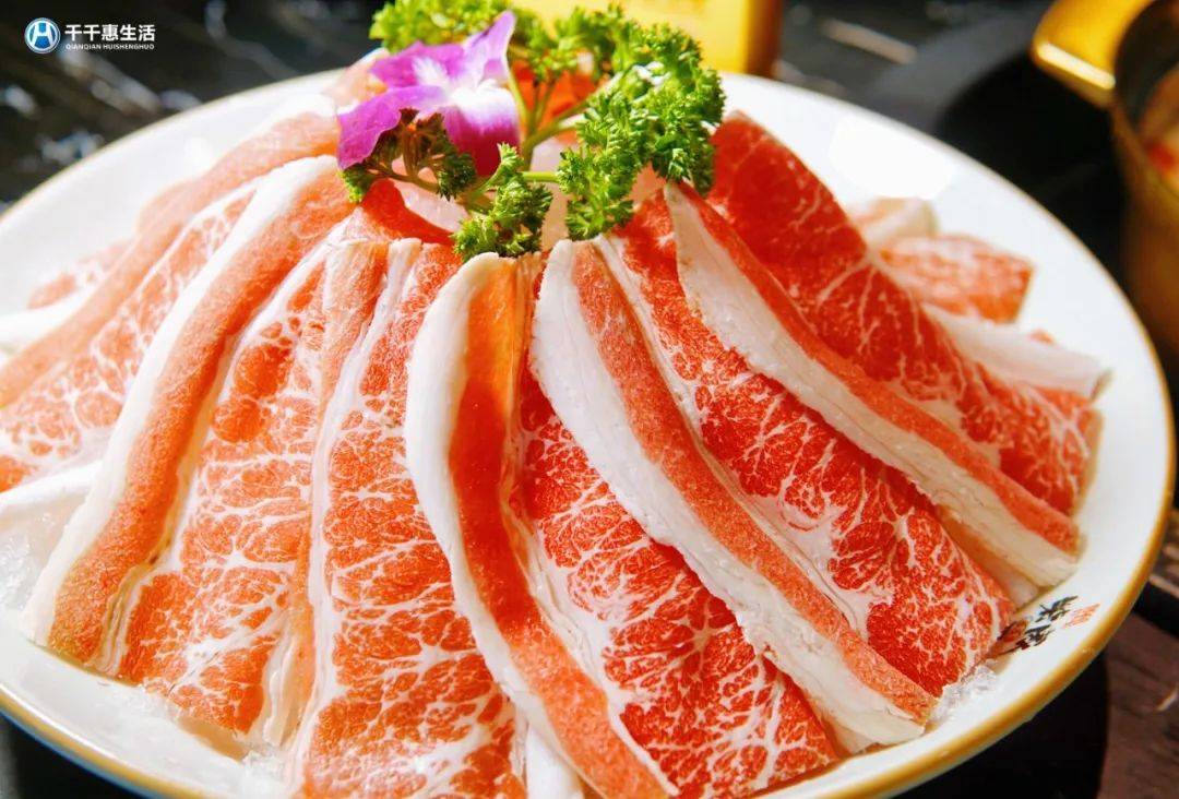 肥羊肥羊肉质细腻，不干不柴不膻在锅里饱饱的吸满了汤汁一口下去，美味