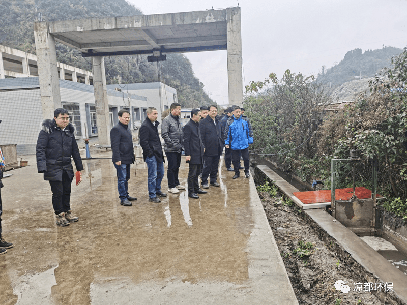 六枝特区区委副书记,政府区长方裕谦率队检查六枝河整治情况