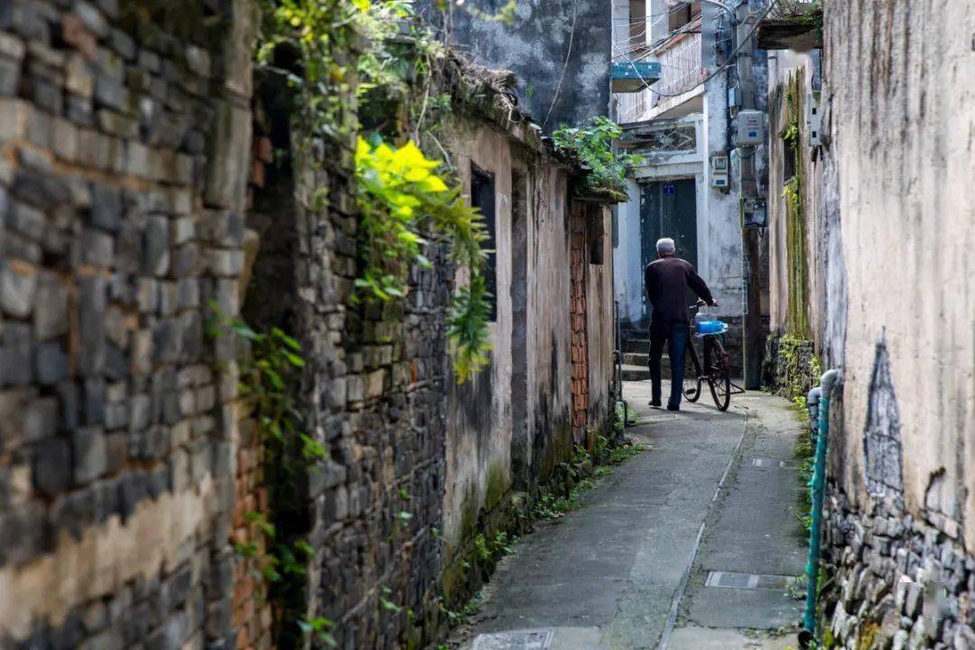 首发丨《古城郭巨》