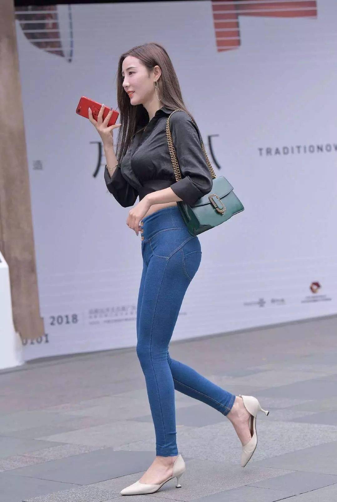 微胖女生穿牛仔裤,成熟中带有性感,衬托女人优雅一面