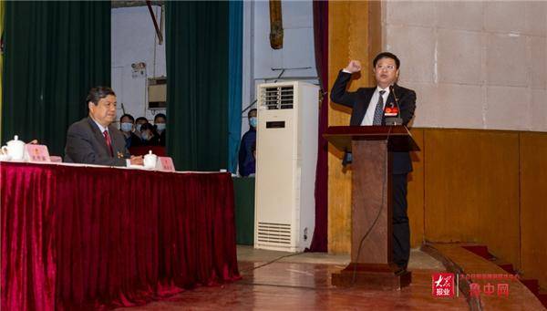 宋磊作表态讲话.他说,今天,大会选举我担任临淄区人民政府区长.