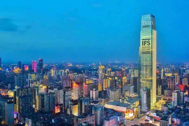 位于省会长沙的五一商圈,解放路与黄兴路交汇处的九龙仓长沙国际金融