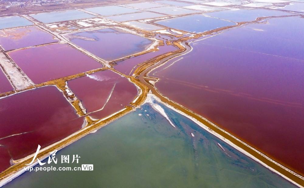 山西运城：鸟瞰冬日七彩盐湖