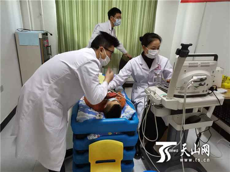 沙雅县人民医院医务人员在给孩子做心肺健康筛查.