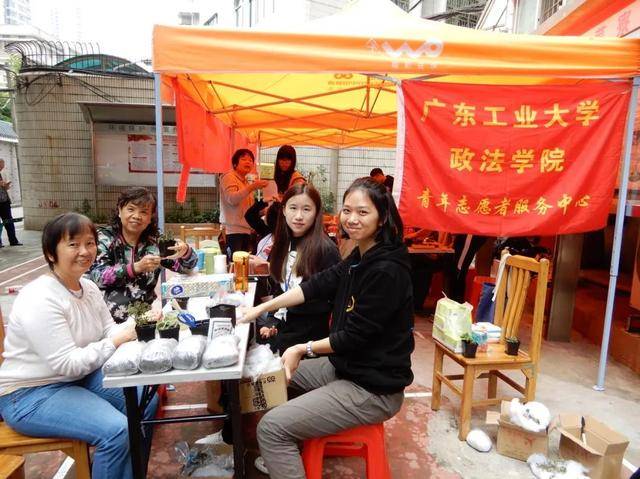 广工的社工系大学生志愿者在社区开展小组活动服务(资料图片,由菜寮