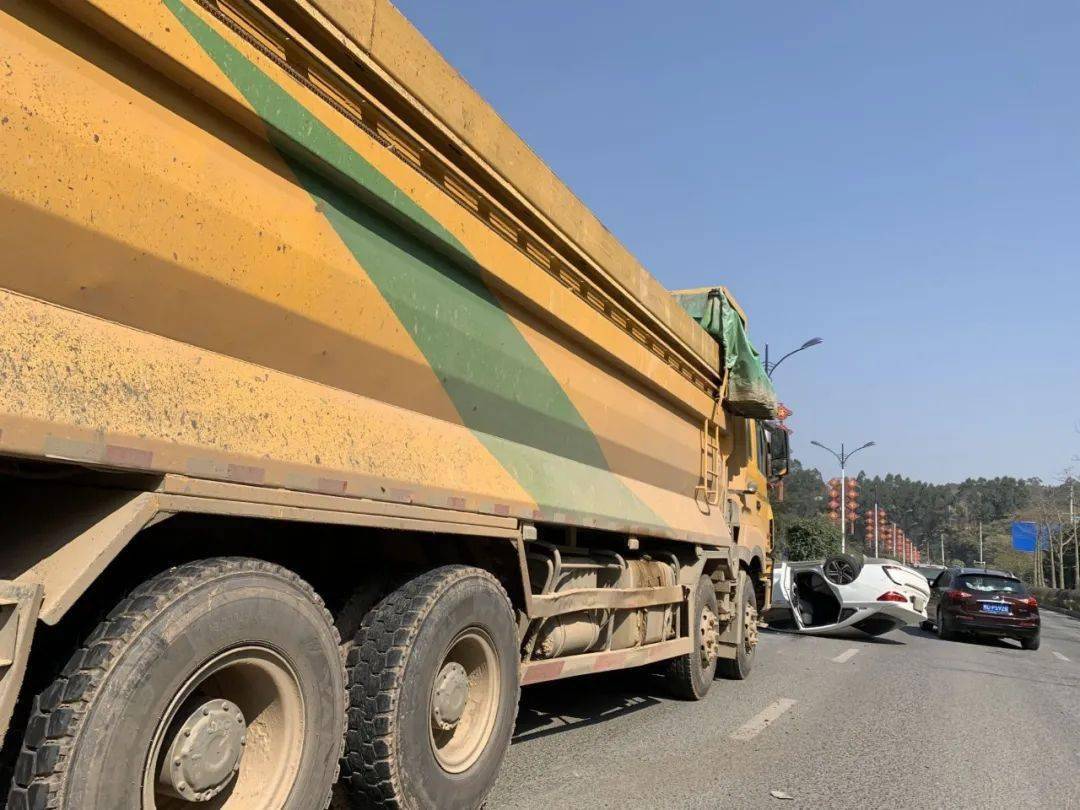 在梧州龙圩区苍海大道钛白粉厂附近发生一起交通事故,一辆黄色泥头车