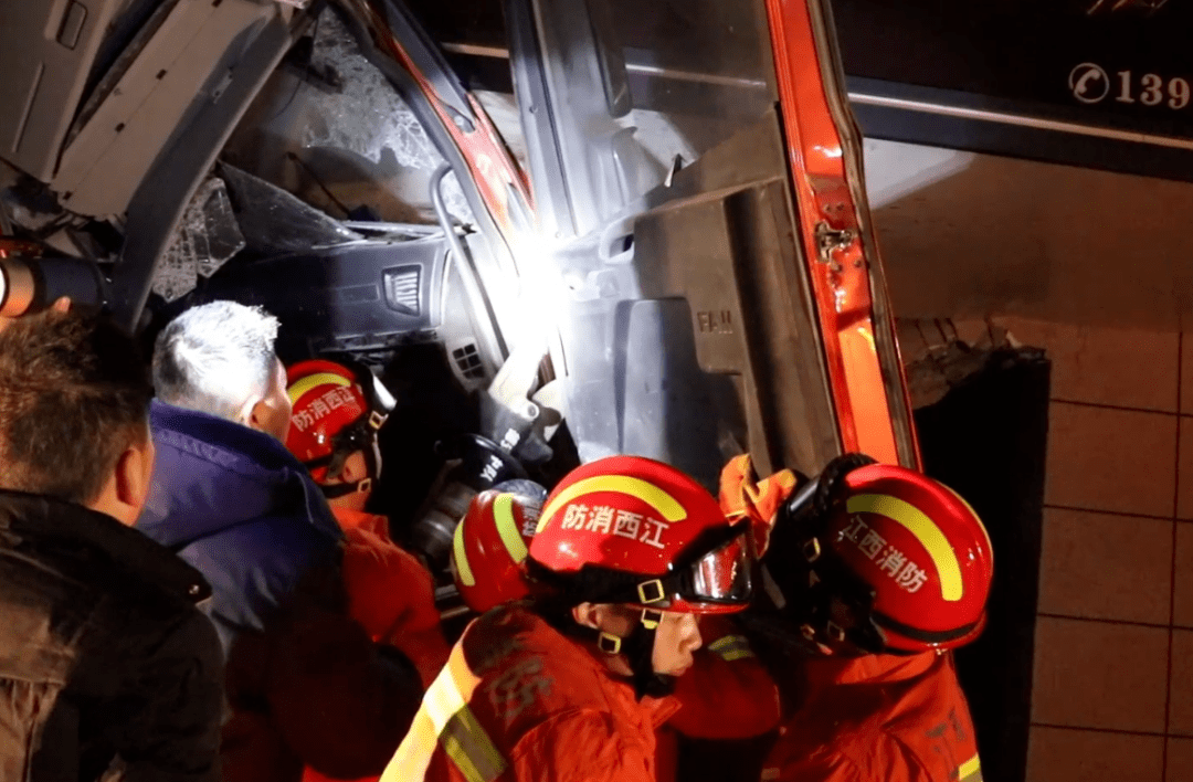 今天,九江杭瑞高速路段发生严重车祸!现场惨烈!