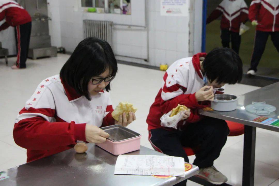 【腊八"粥"浓,情更浓】河北衡水十三中食堂今日推出免费浓情腊八粥