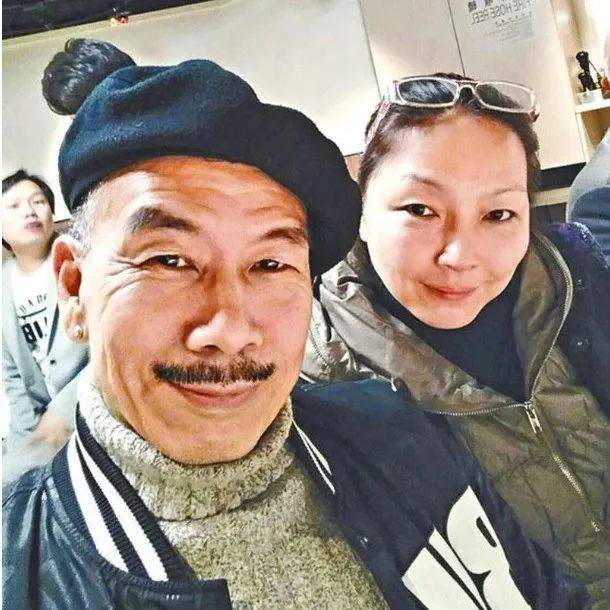 确实是他的贤内助,张雷平时的工作如登台,拍戏等,全由郑淑仪负责安排
