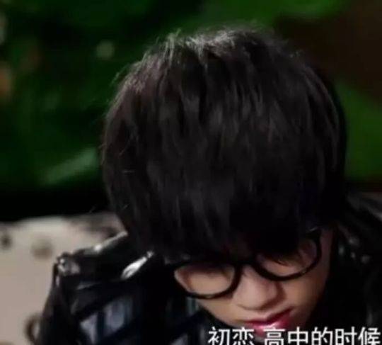 这个网名叫小羽毛的就是华晨宇的初恋刘诗羽,是她倒追的华晨宇.