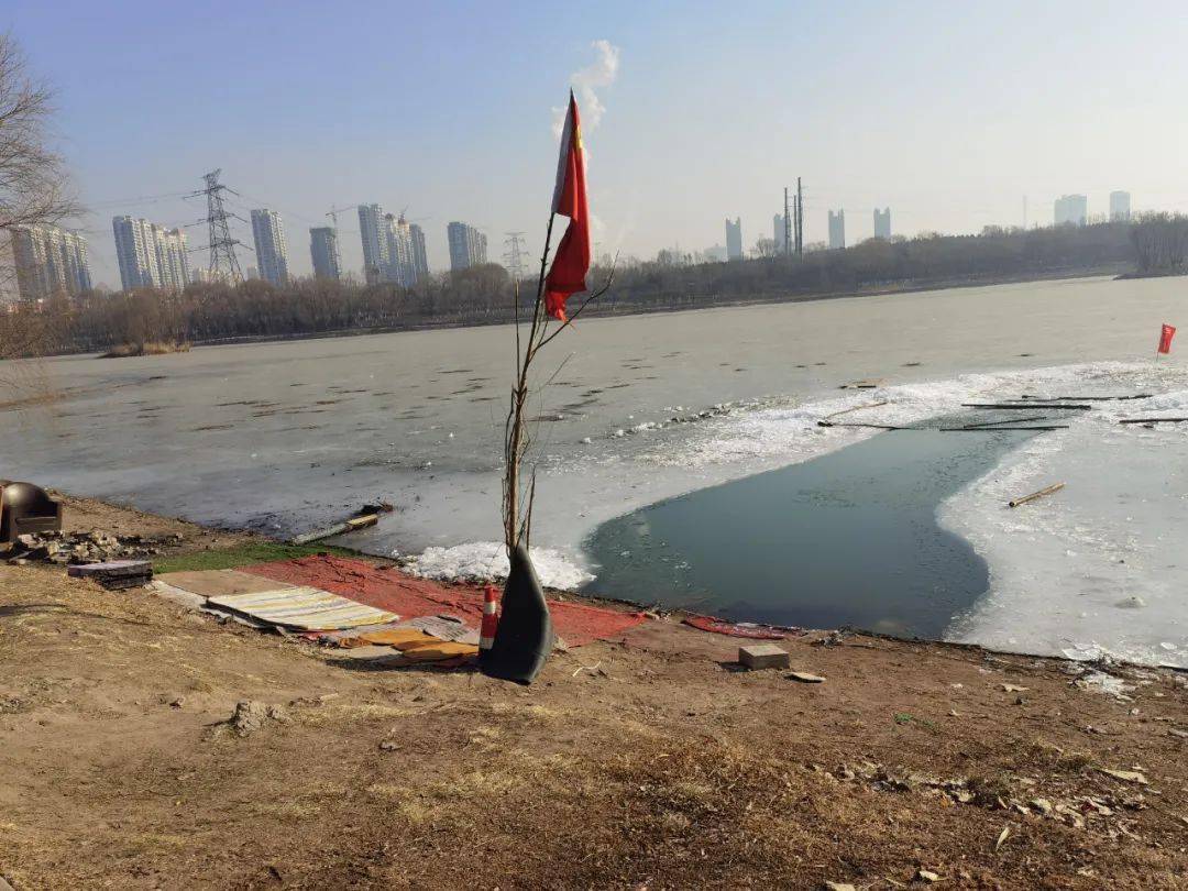 太原汾河湿地公园,一群男子裸泳!