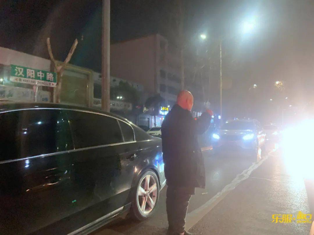 挂玉坠子戴大珠子!汉阳中路再现拦车哥,新潮时髦个性亮眼