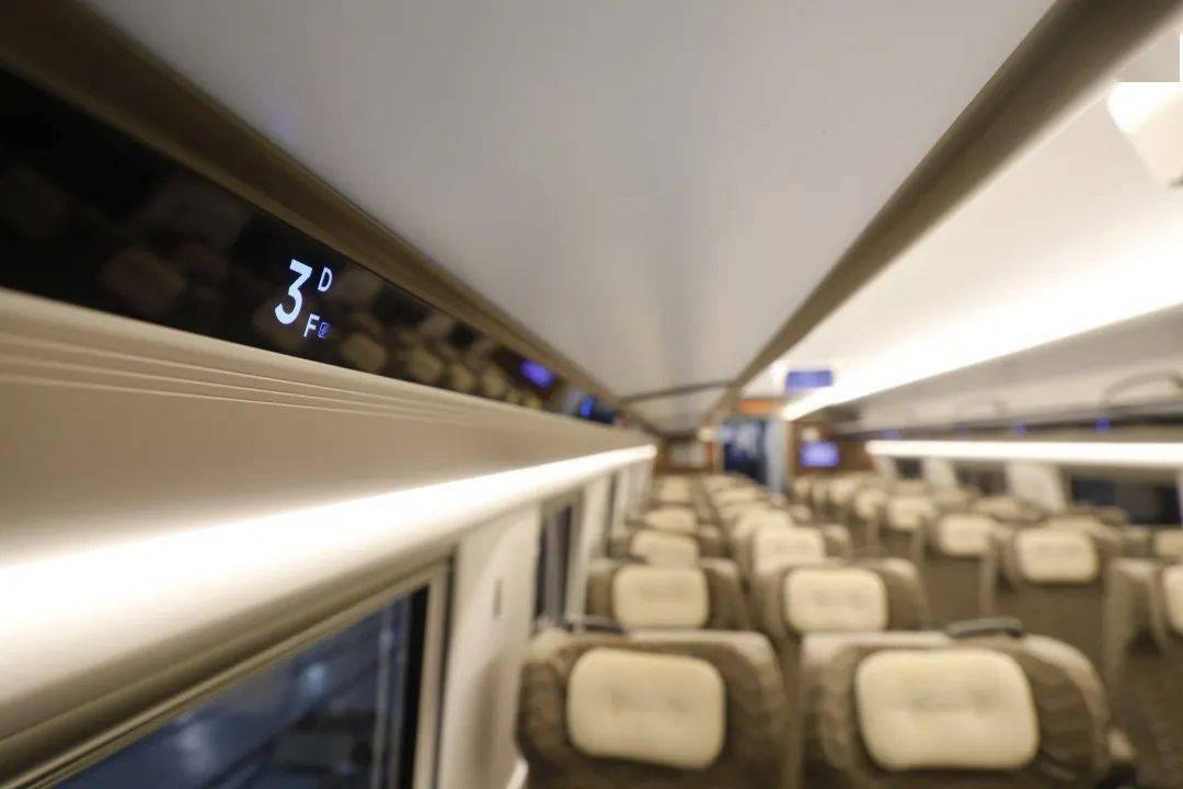 (列车二等座) 座位上方显示暖蓝色灯调,座位标识采用led电子显示