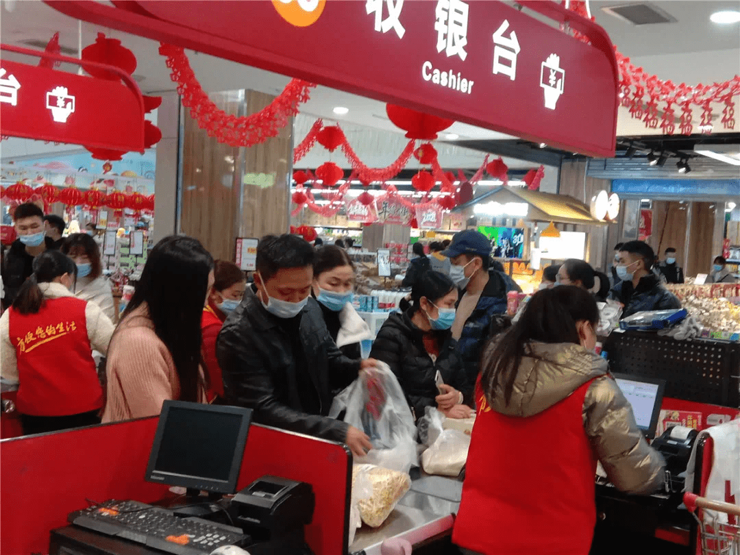 市民陈紫宜告诉记者"新年的日子越来越近,就来超市添置一些年货,给家