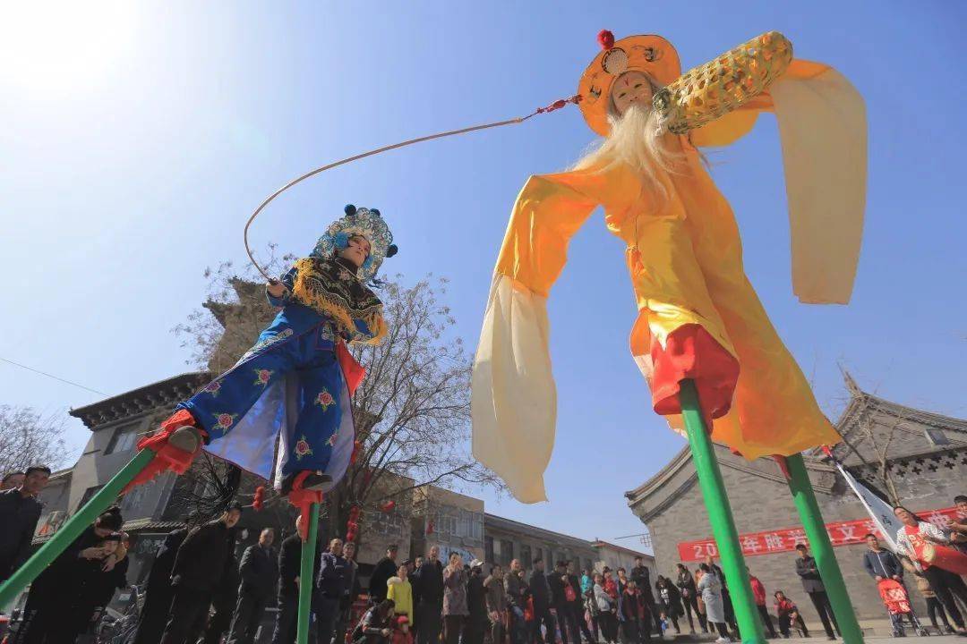 胜芳进香高跷圣会小演员们在胜芳古镇的王家大院前表演.