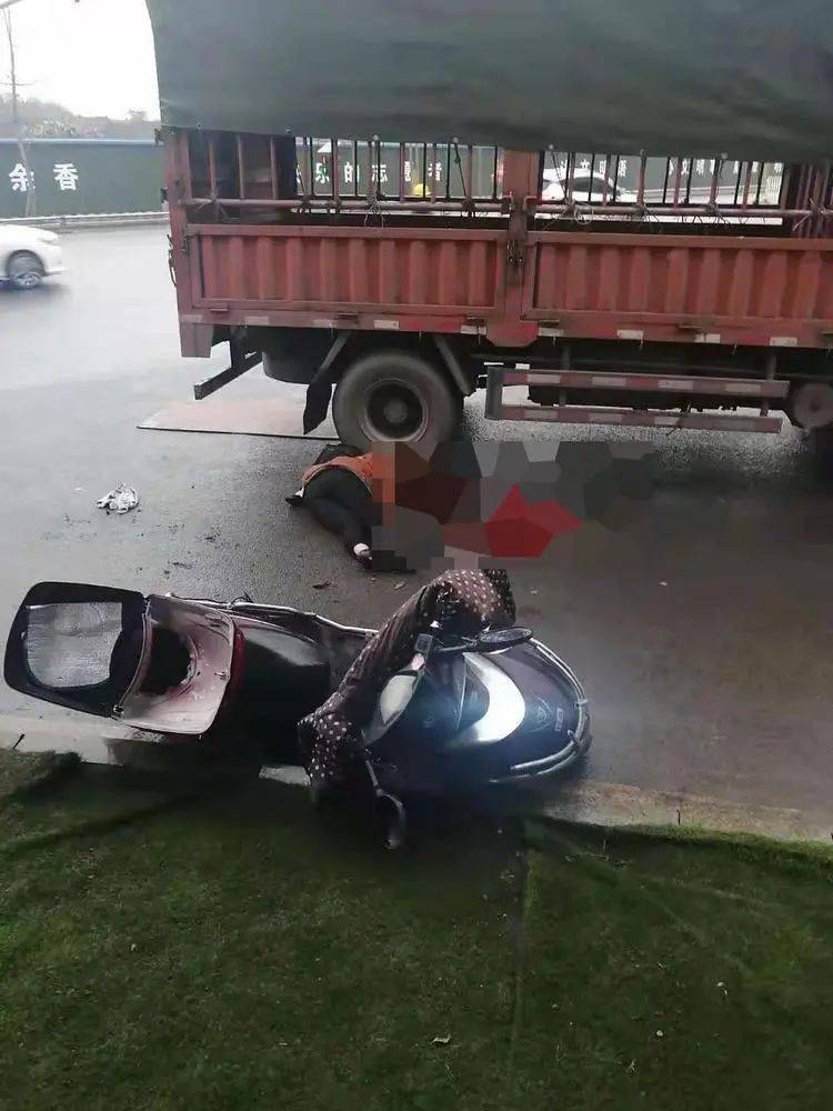宜宾一女子骑摩托车被撞,当场死亡!血流了一地…_车祸
