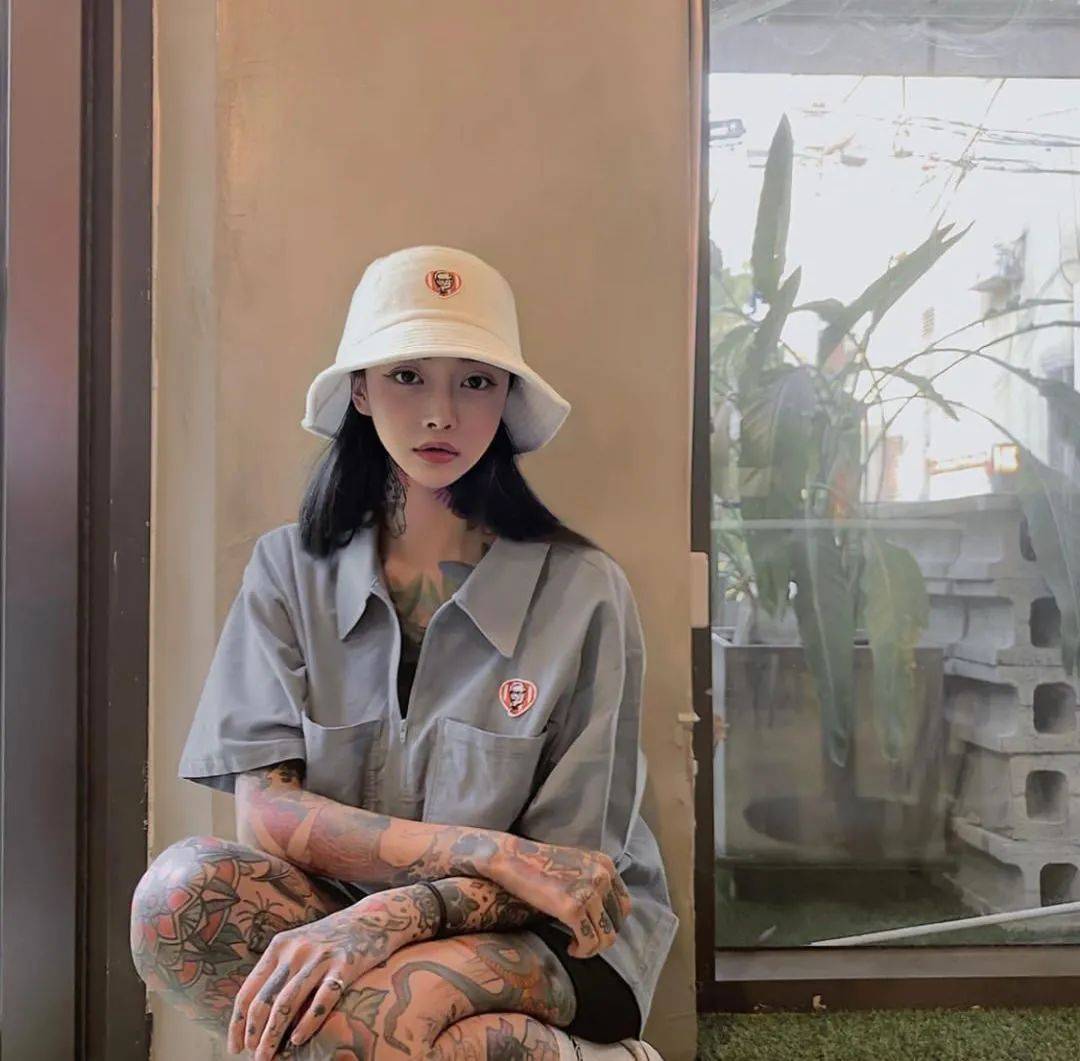 解欲南韩美女纹身师私下是单亲妈妈2120年了你还管人体艺术叫异类