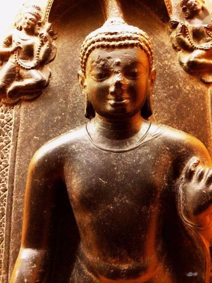 雕塑"佛陀降生"讲述的是佛陀由摩耶王后肋下诞生的故事.