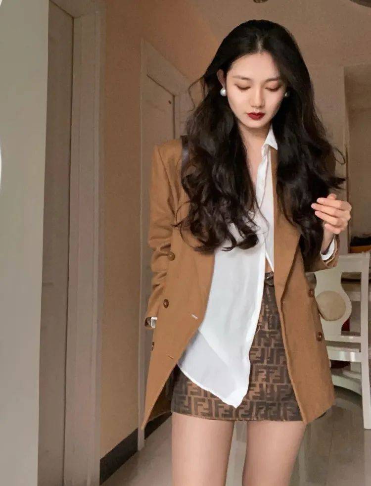 一头港风大波浪随意倾洒,整个人直接化身为性感尤物,美女氛围十足