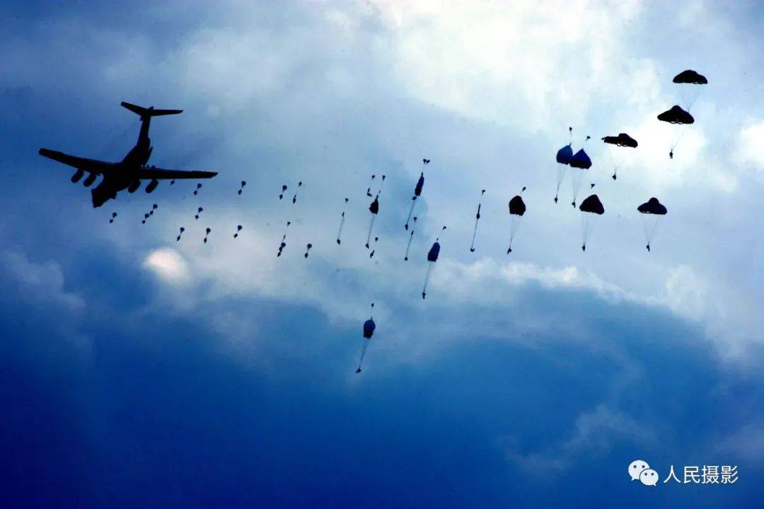 中国空军伞兵搭乘大型运输机实施"敌"后空降.