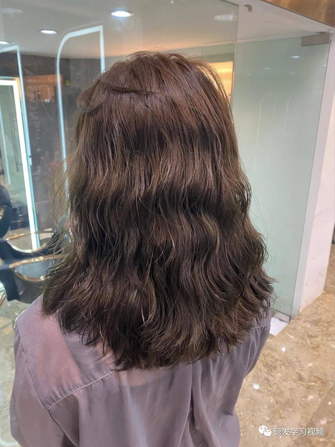 烫完可以让头顶增加蓬松度 烫一次美半年的卷发气质优雅  烫一次美